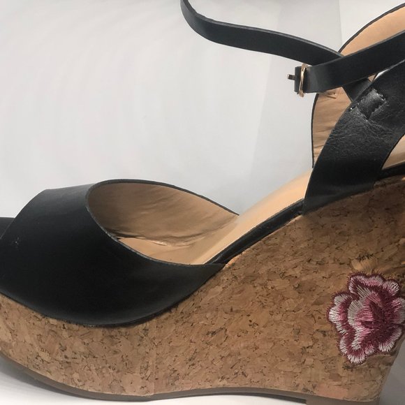 Black Leather strap  Flower Embroidery Print Cork Wedge Like New - Picture 9 of 13